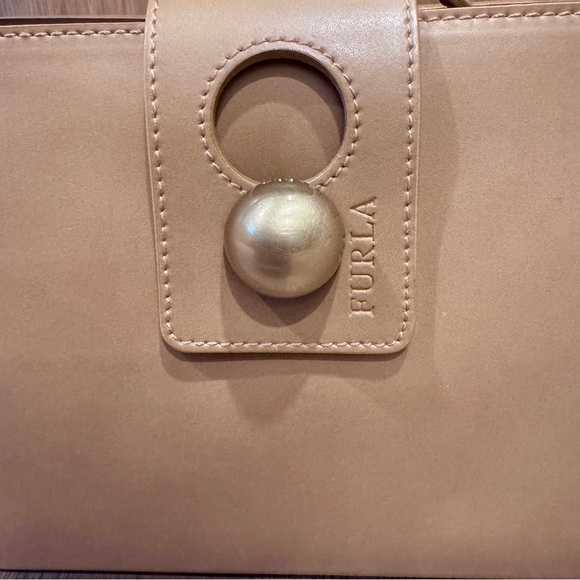 Furla Beige Leather keyhole Shoulder Bag with Gold tone hardware - Picture 2 of 13